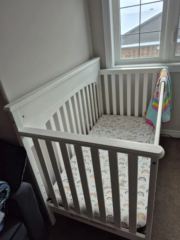 White Baby Crib image indicator(2)