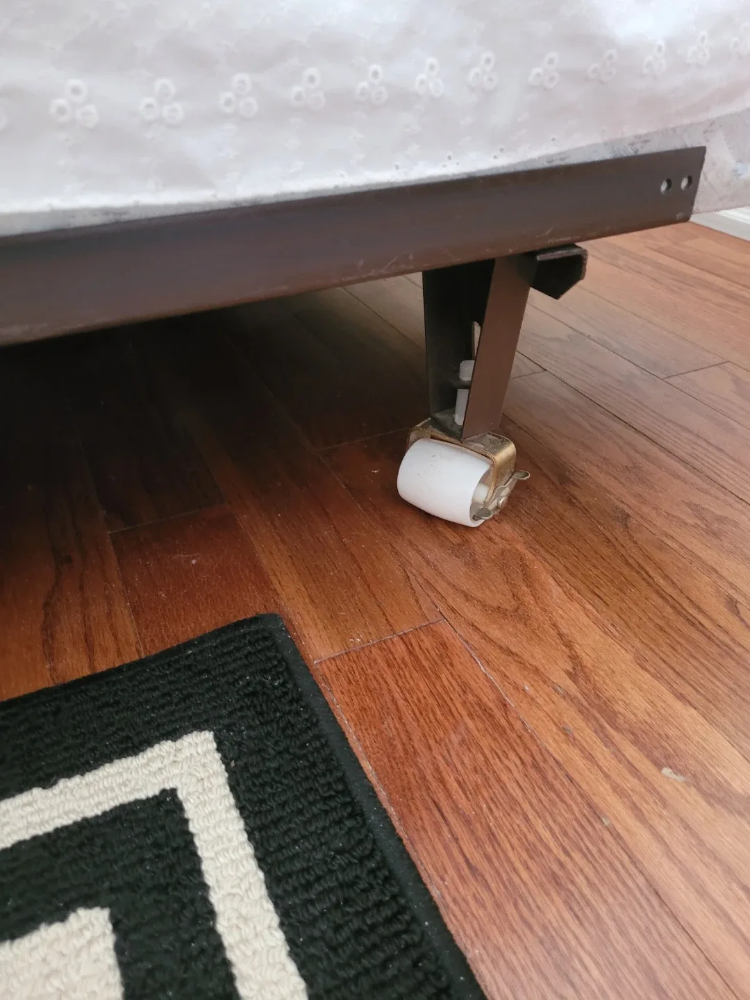 PIER ONE Queen mattresses and bedframe image indicator(6)