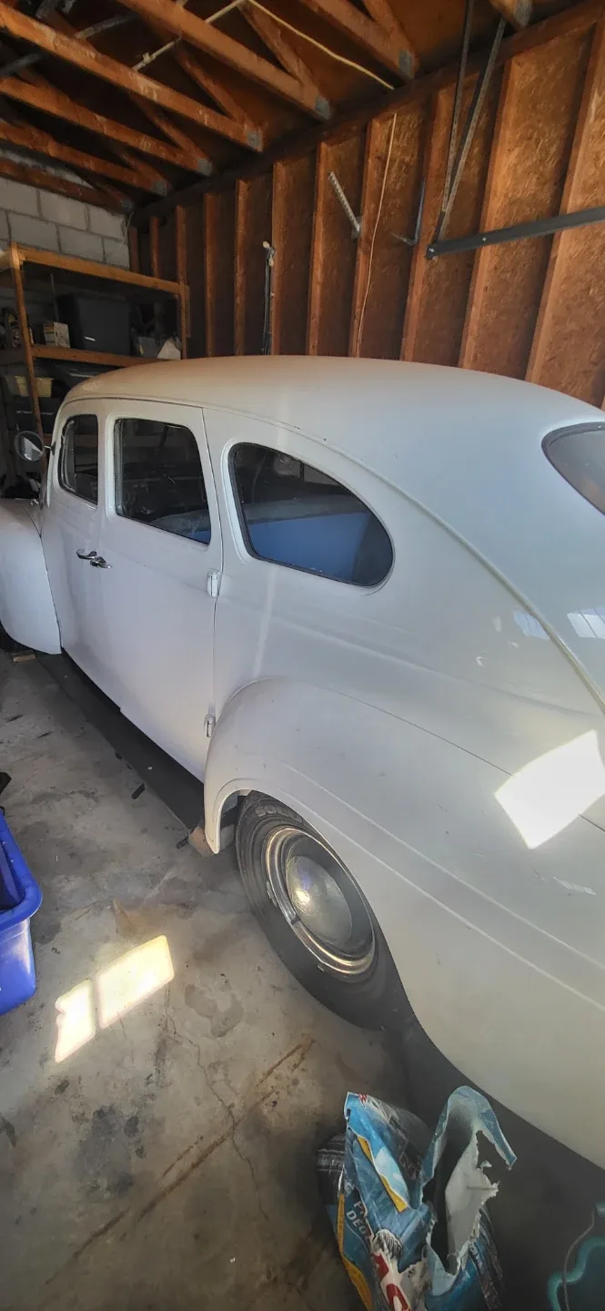 Vintage White Sedan Car image indicator(2)