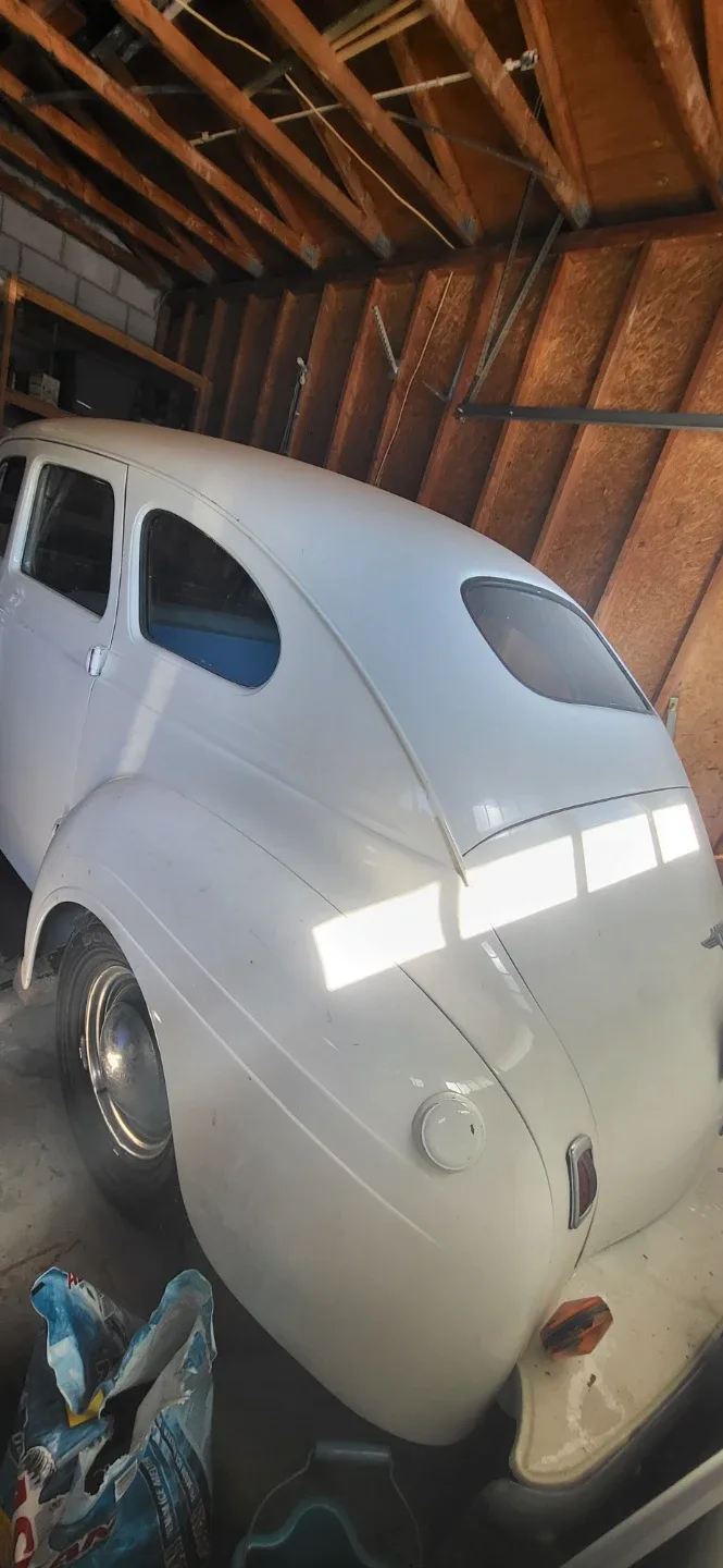 Vintage White Sedan Car image indicator(3)