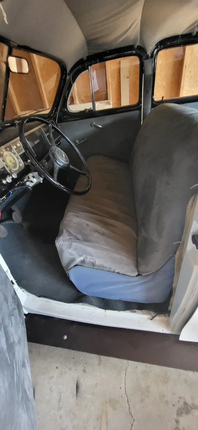 Vintage White Sedan Car image indicator(6)