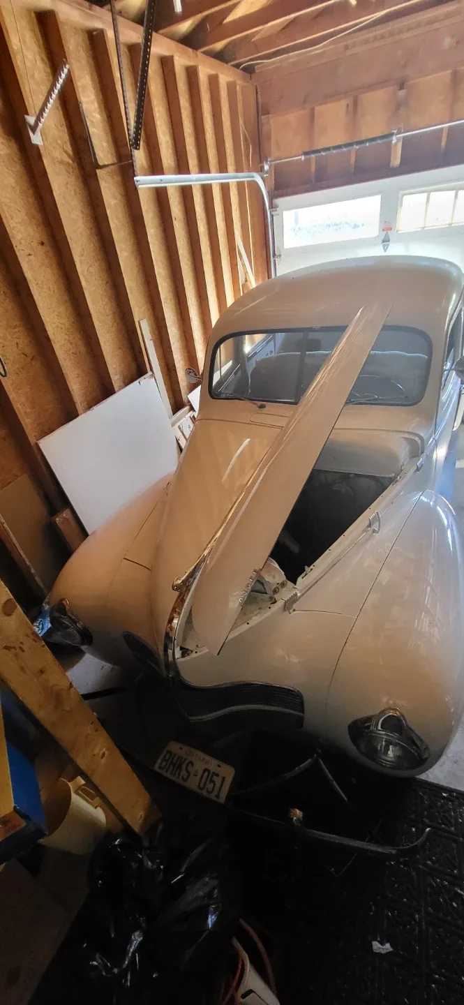 Vintage White Sedan Car image indicator(7)