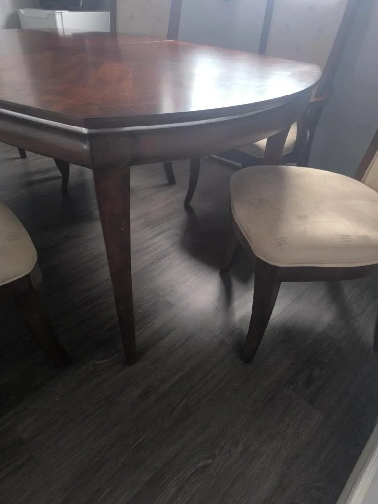 Dining table with chairs image indicator(3)