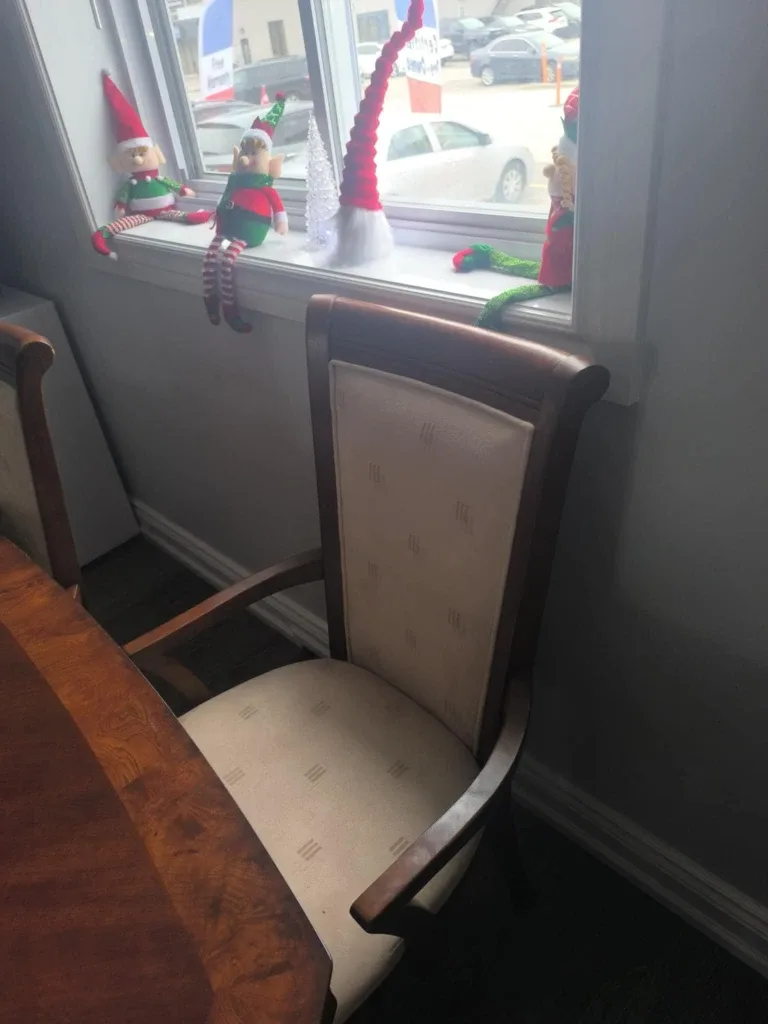 Dining table with chairs image indicator(4)