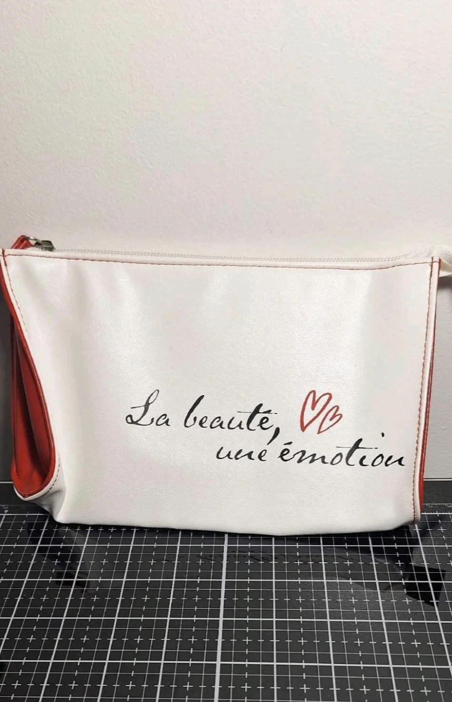 Shiseido Makeup Bag - White & Red - photo 2