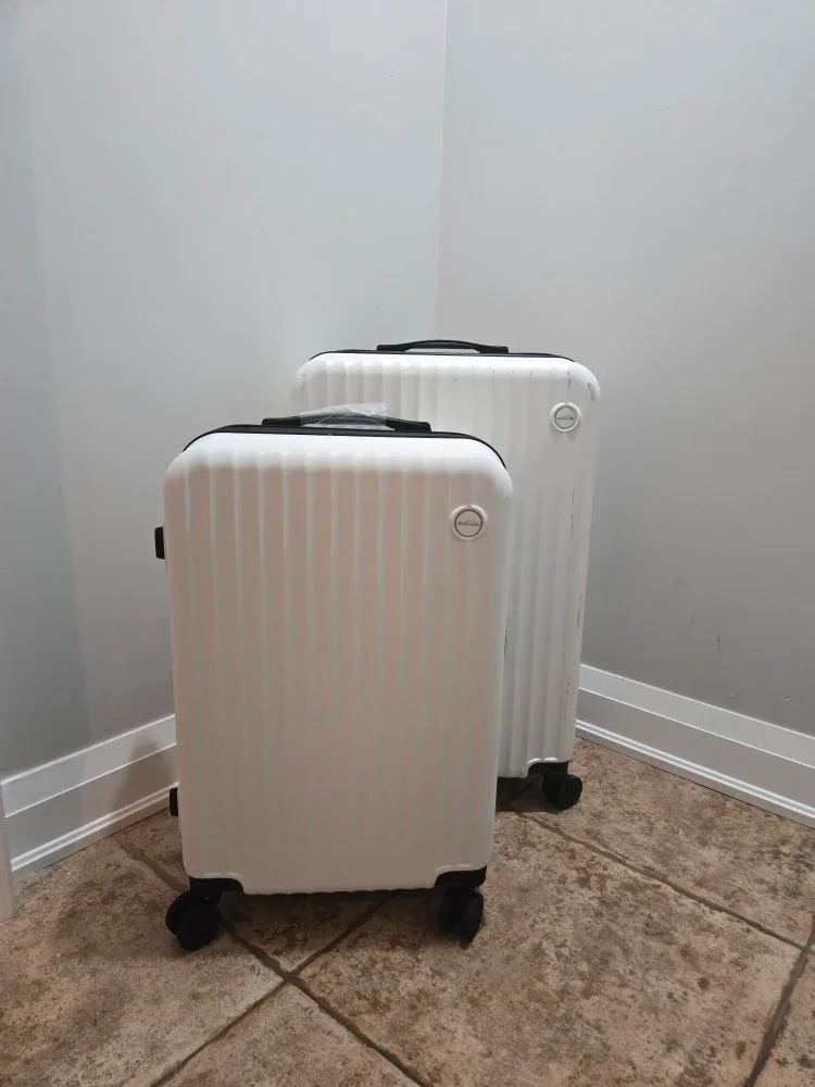 White Hardside Luggage Set image indicator(2)