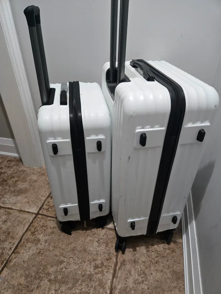 White Hardside Luggage Set image indicator(4)