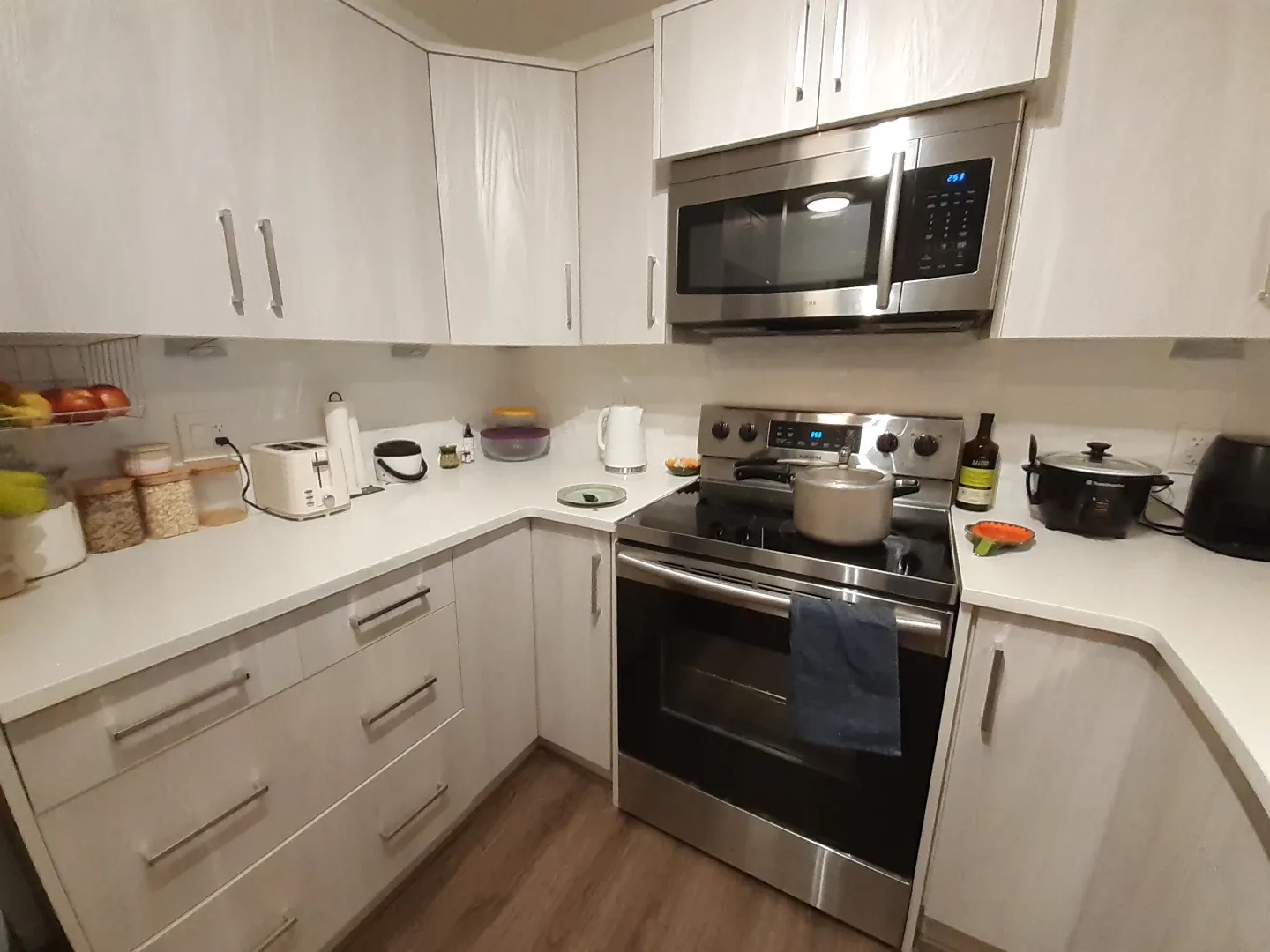 High rise apartment for rent image indicator(8)