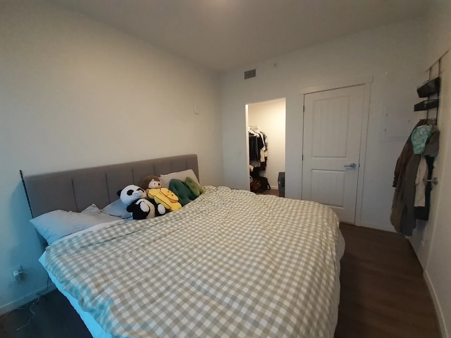 High rise apartment for rent image indicator(9)