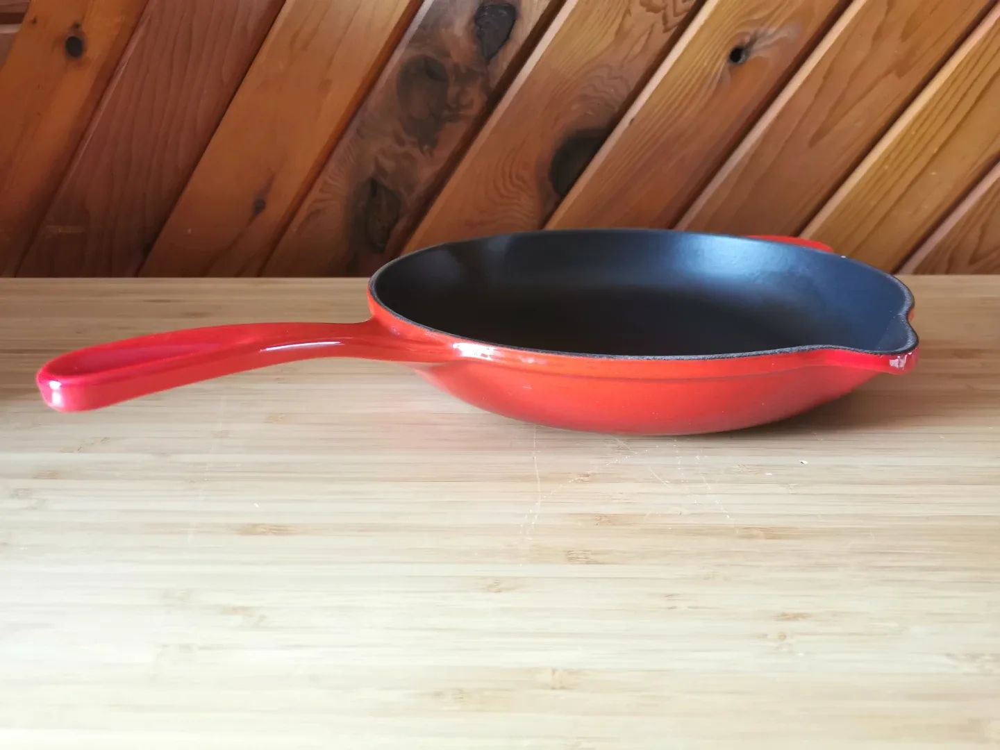 Le Creuset Cast Iron Skillet image indicator(2)