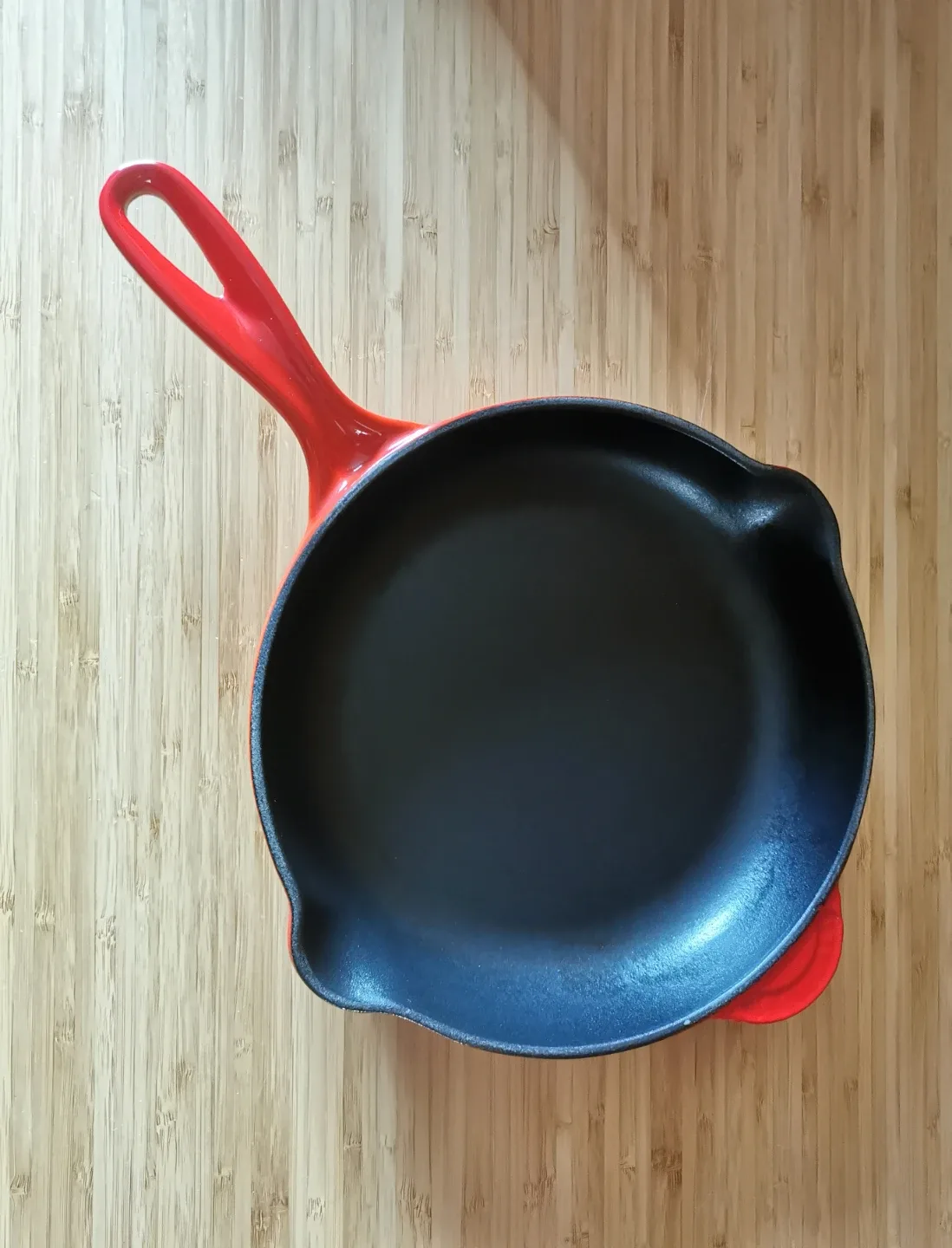 Le Creuset Cast Iron Skillet image indicator(4)