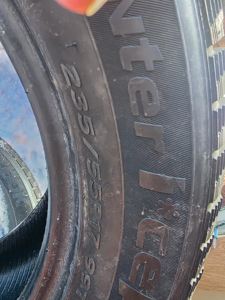 Hankook Winter i*cept IZ2 235/55R17 Tire