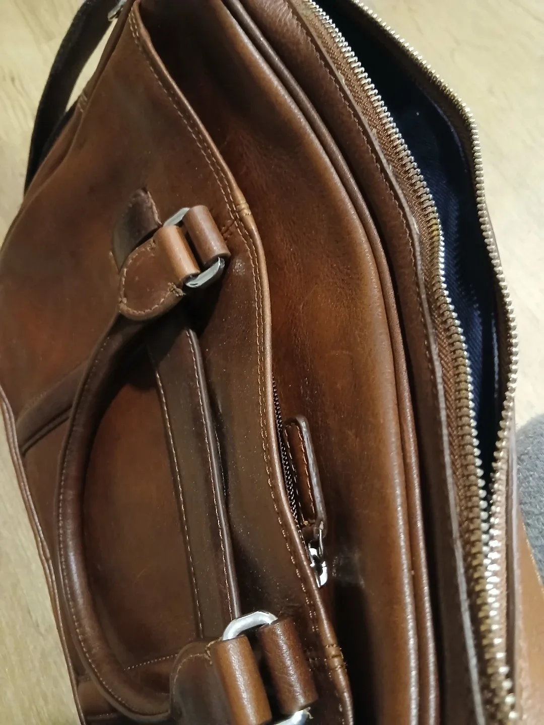 Eské Paris Brown Leather Briefcase image indicator(2)