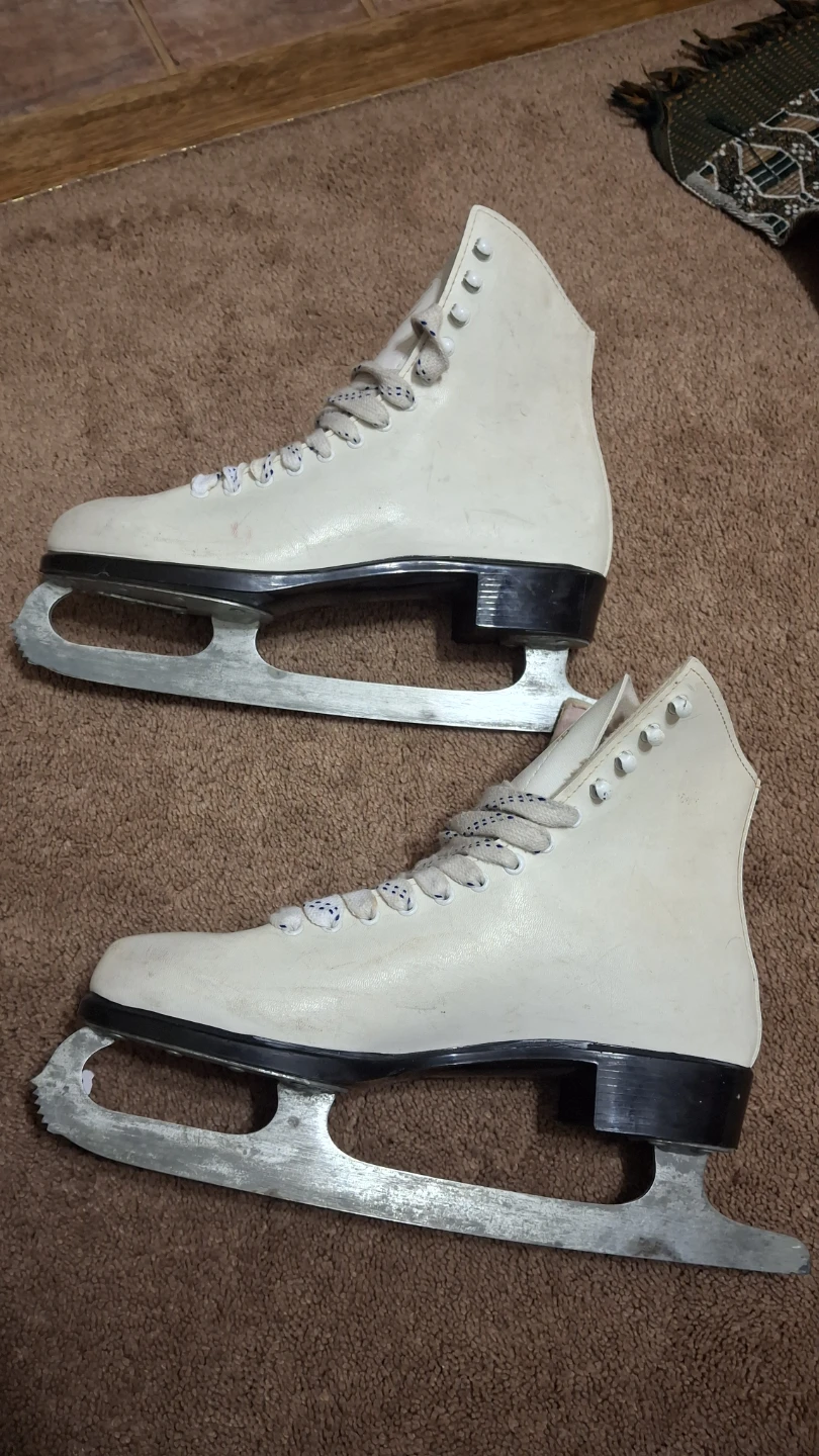 Women Skating shoes - Size 9