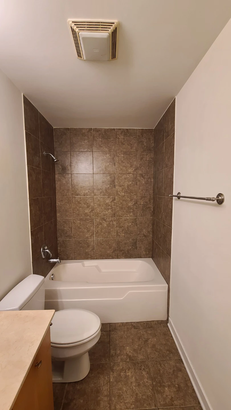Roomshare avail 1br/1ba starting January - photo 4