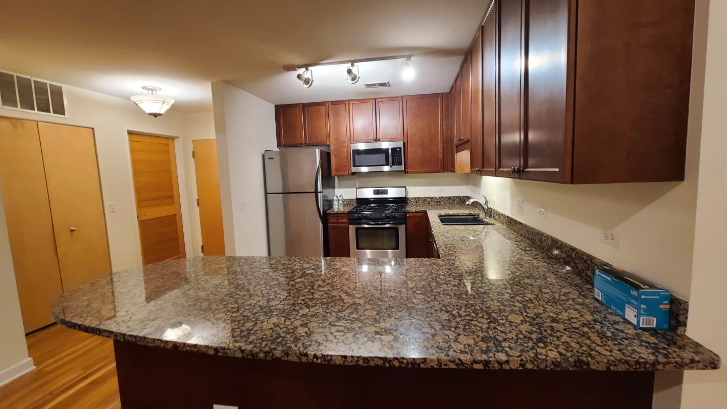 Roomshare avail 1br/1ba starting January - photo 5