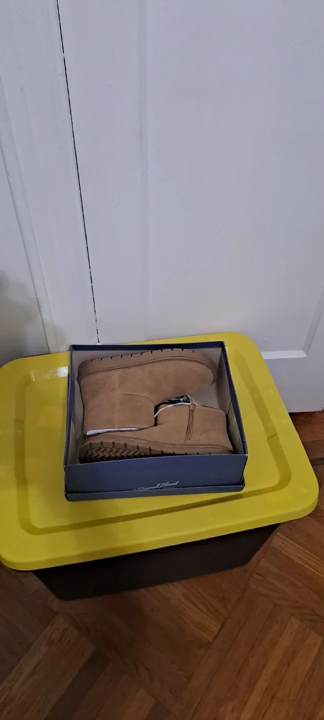 New Universal Thread Tan Chukka Boots