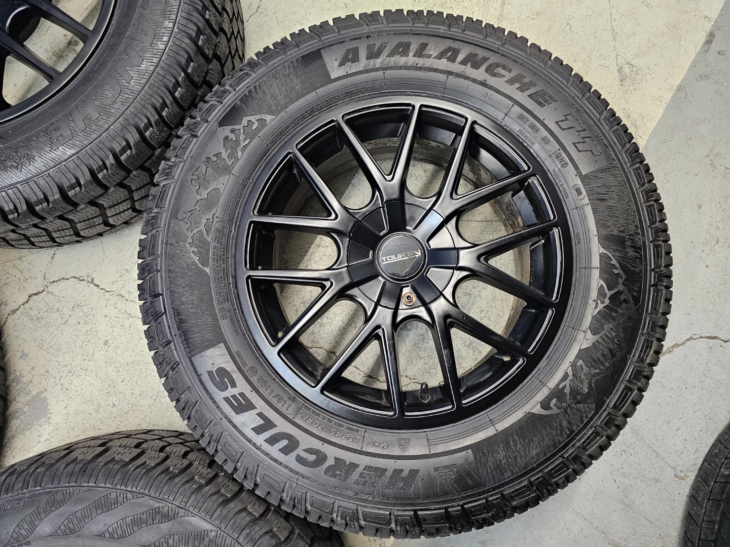 JEEP GRAND CHEROKEE WINTER TIRES ON ALLOY RIMS 245/70 R17