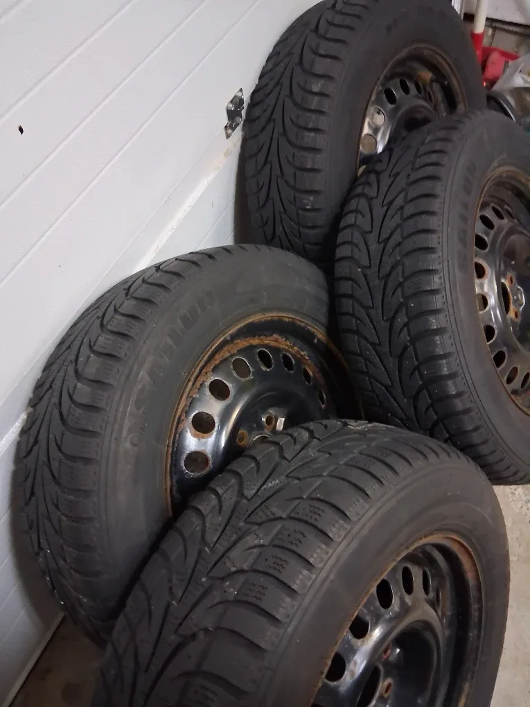 Set of 4 Winter Tires 225/65R17 image indicator(2)