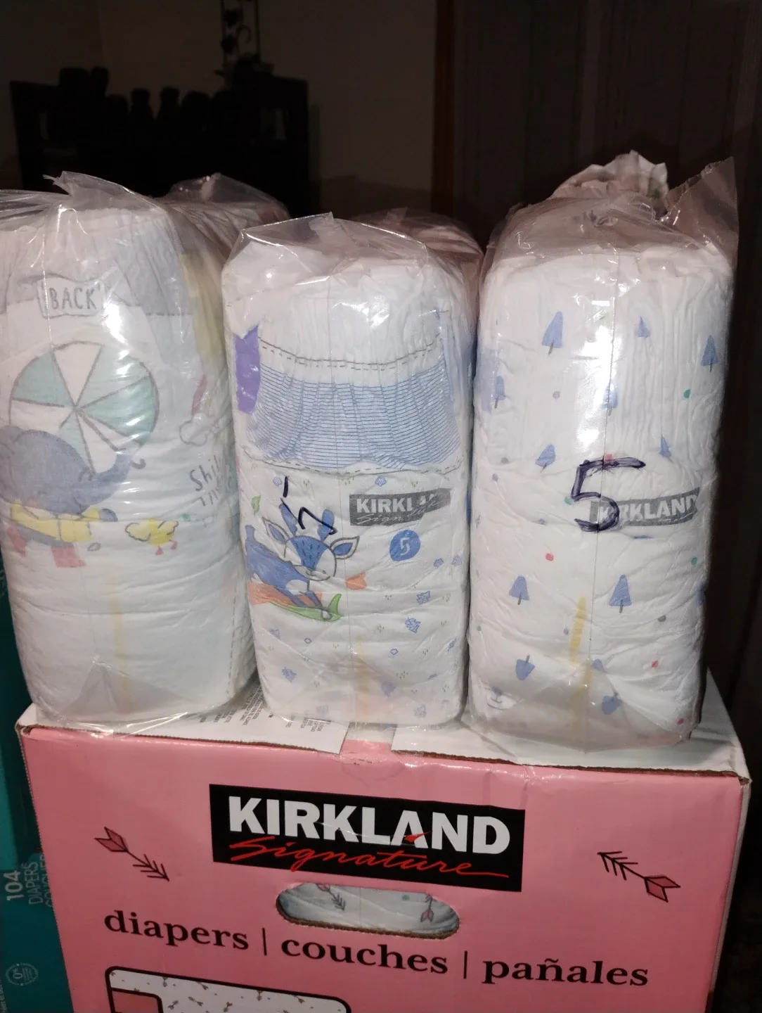 BNIB Kirkland  Diapers SZ 4 - 198 ct + 75 SZ 5 diapers bnib image indicator(2)