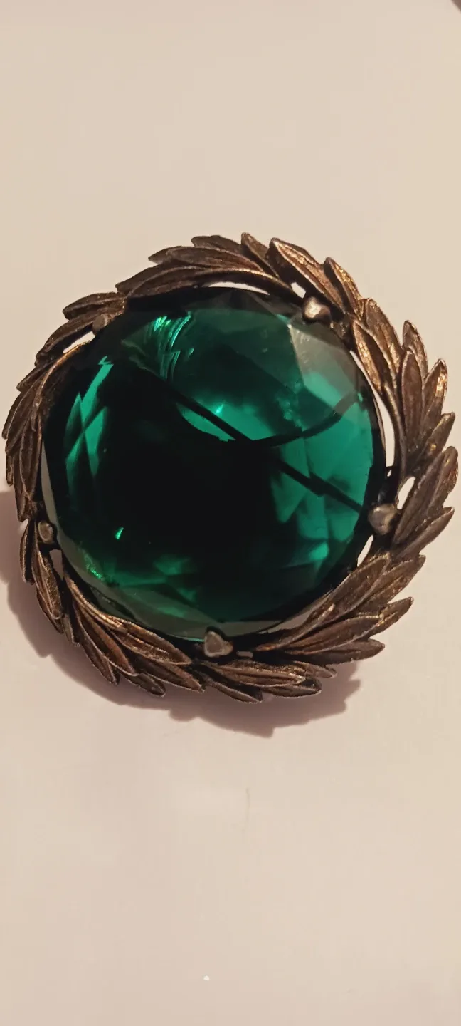 Gorgeous Vintage Emerald Green Crystal Brooch