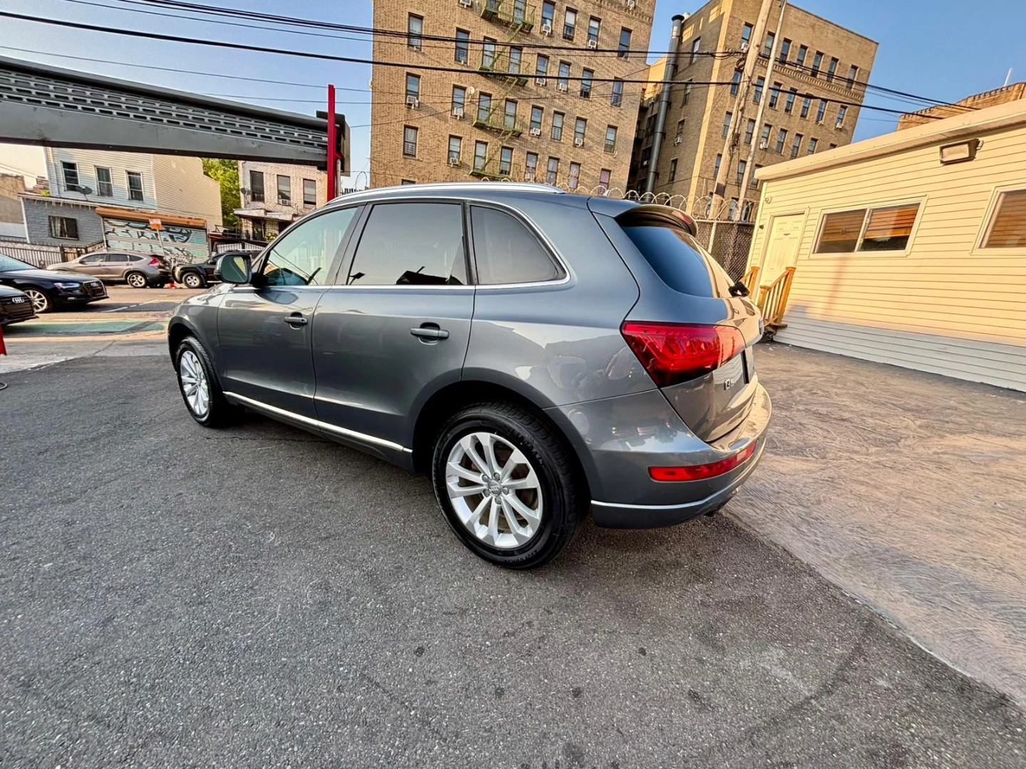 Audi Q5 Gray SUV - photo 5