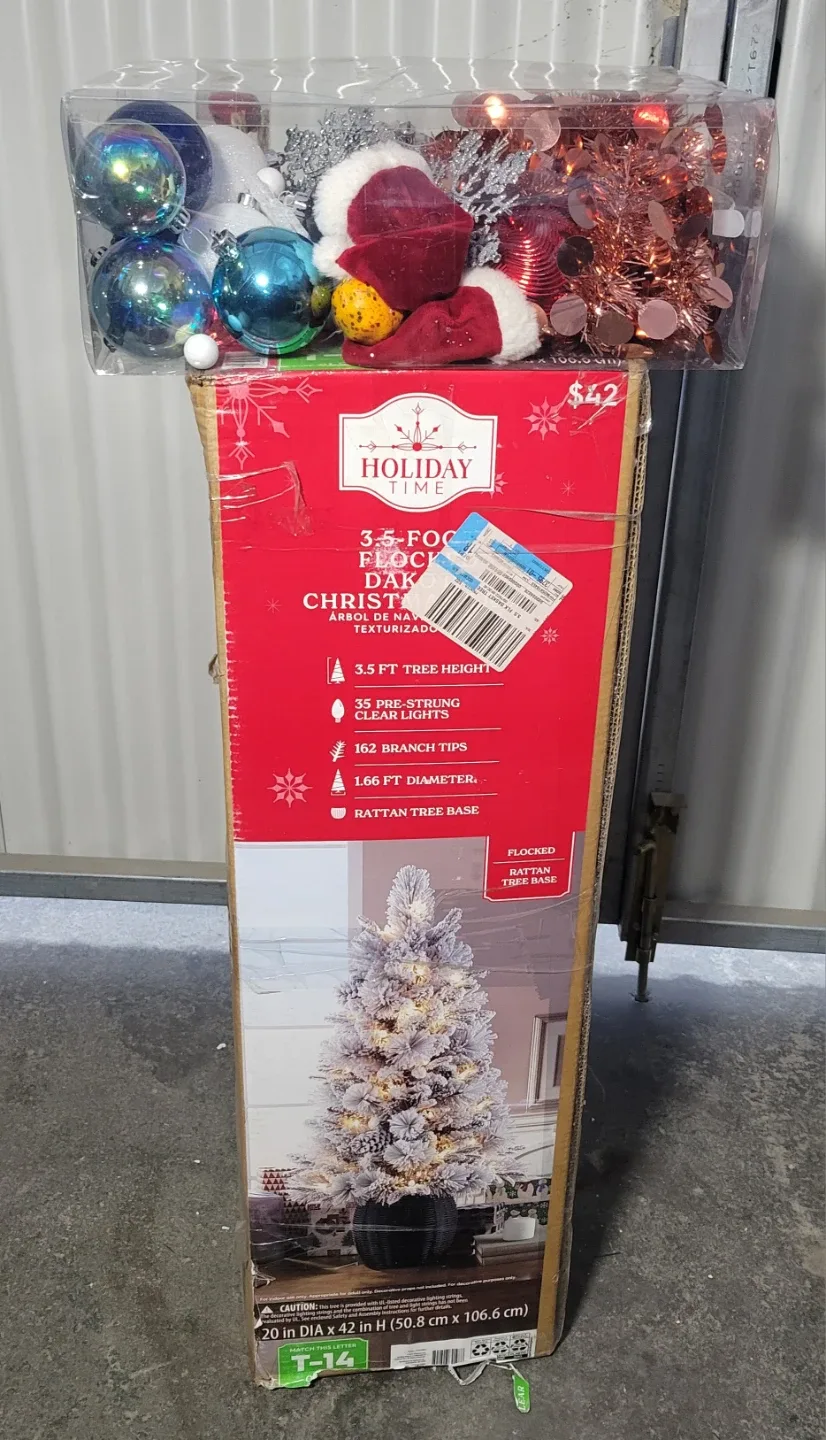 Christmas Tree 41" with Ornaments image indicator(7)