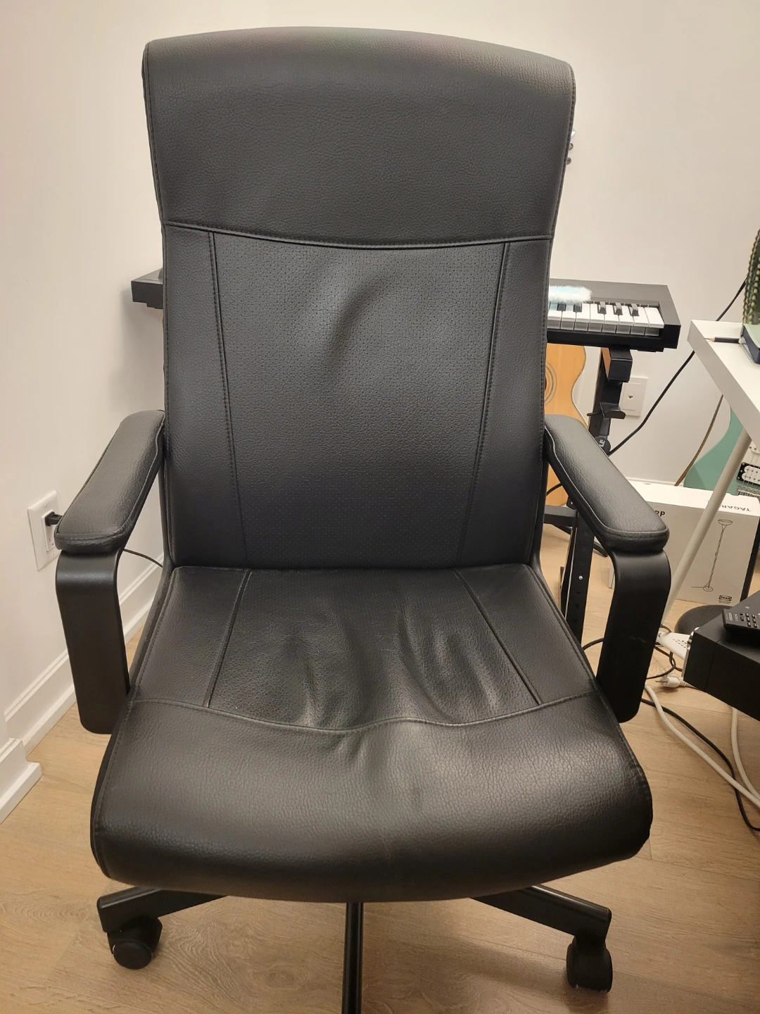 Desk and Swivel Chair - photo 3
