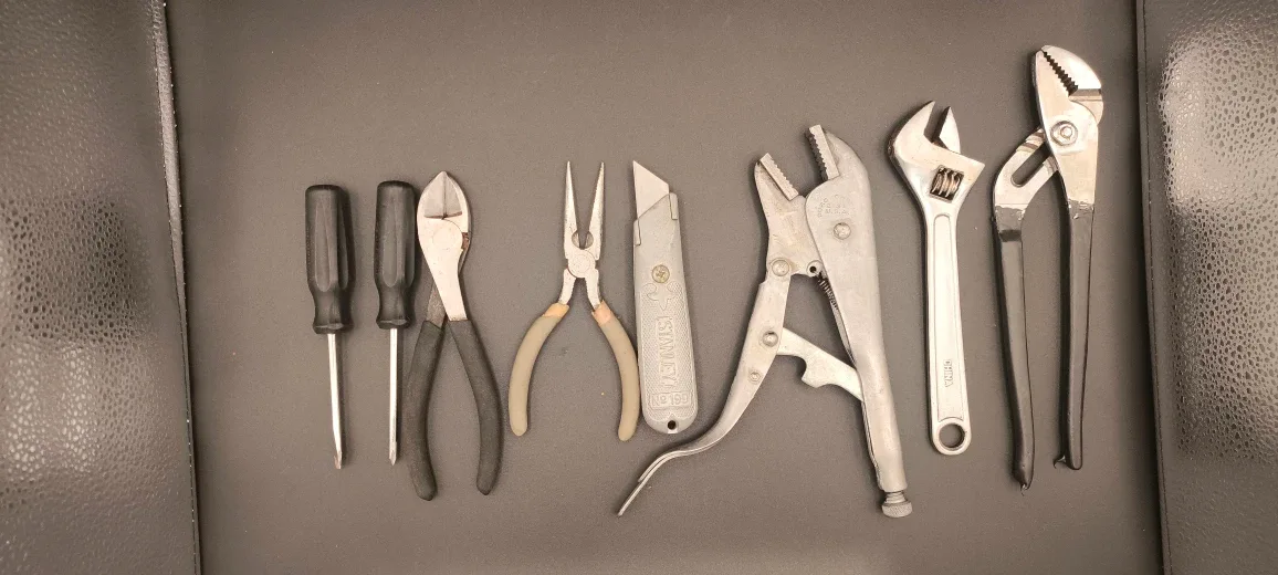 Mixed Tool Set - Screwdrivers, Pliers, Wrenches, Stanley Knife image indicator(2)