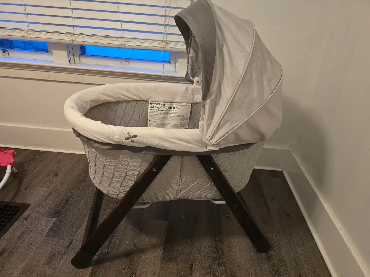 Ingenuity Foldaway Rocking Wood Bassinet image indicator(2)