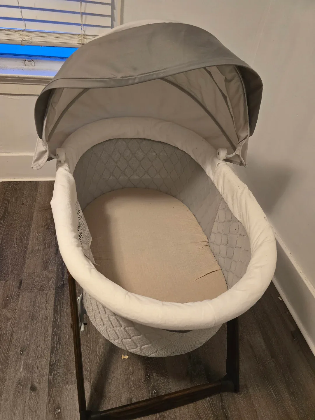 Ingenuity Foldaway Rocking Wood Bassinet image indicator(5)