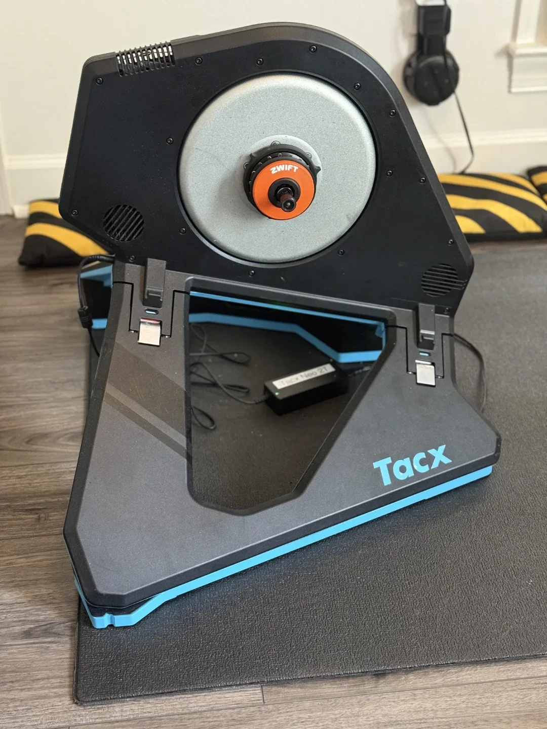 Tacx Neo T2 with motion plates Zwift Play Controllers and cog