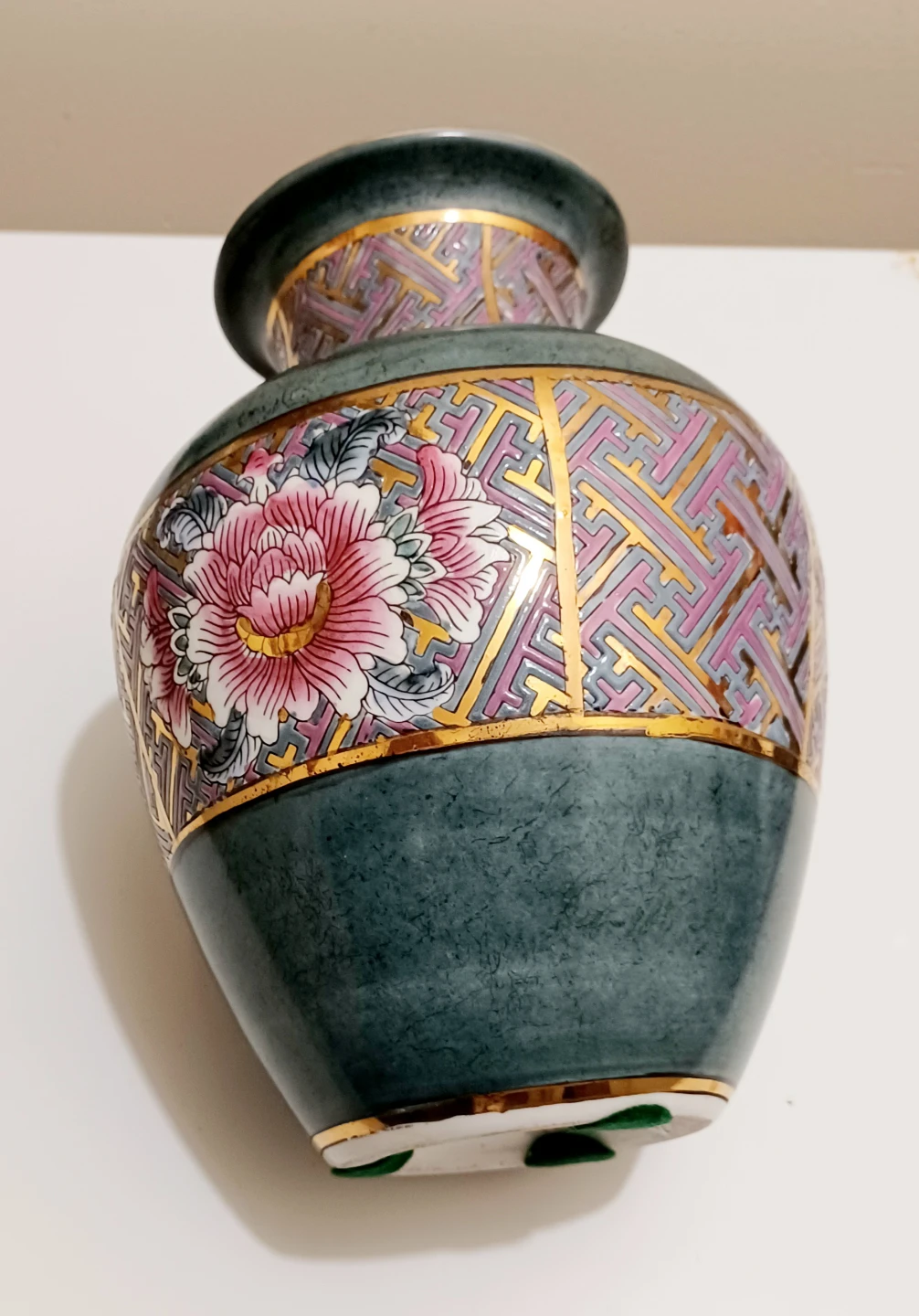 Elegant Macau Floral Hand Painted Chinese Vase - photo 3