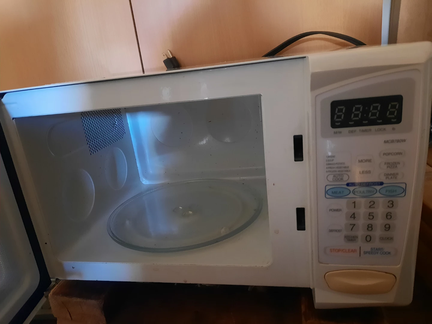 Magic Chef MCB780W Microwave Oven - photo 2
