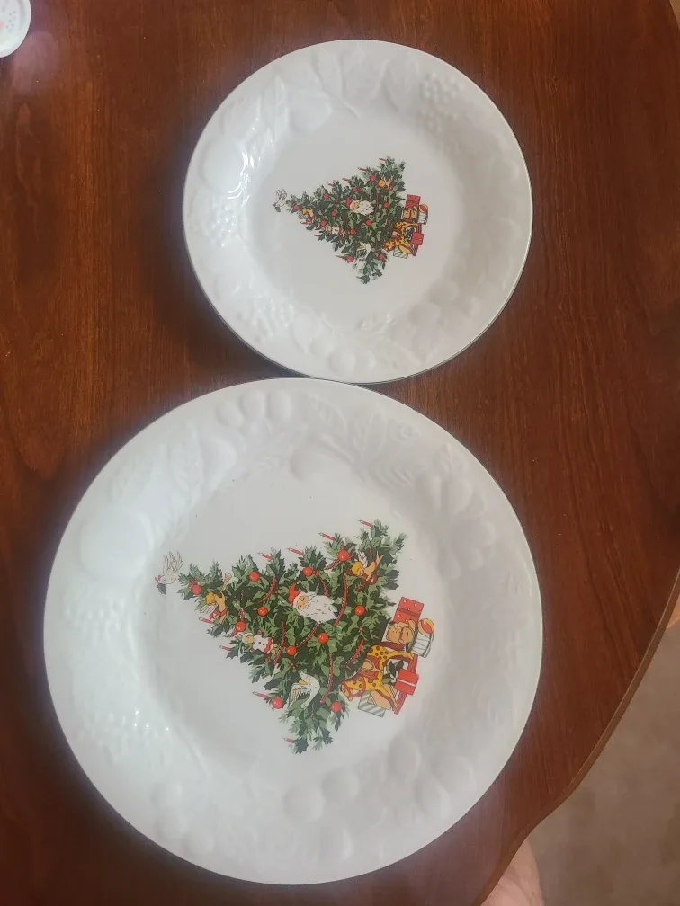Vintage Christmas Tablecloth and Plate Set image indicator(3)