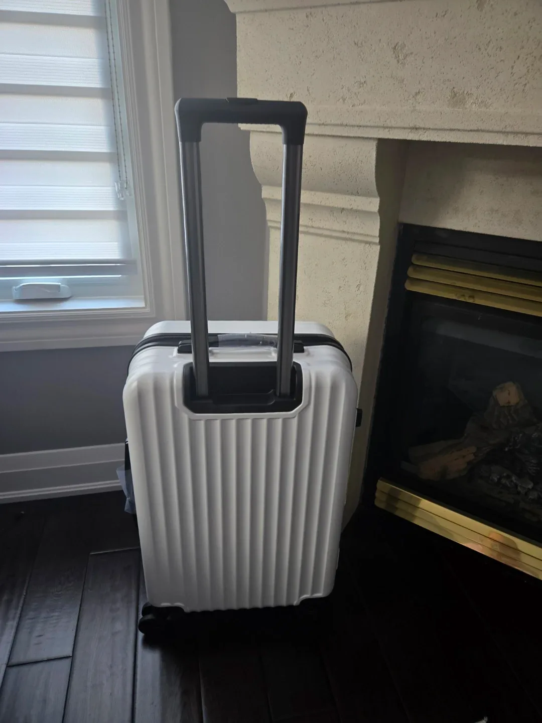 Aeroskin Medium White Hardside Suitcase image indicator(2)