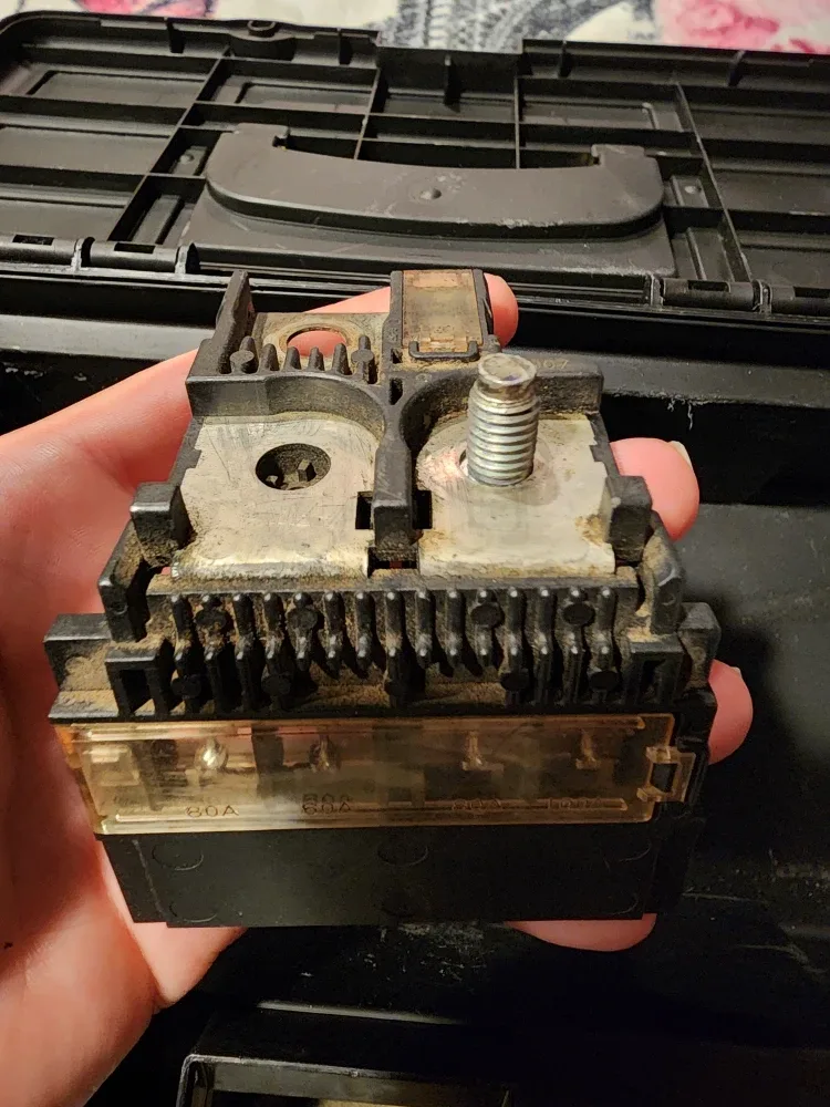 Nissan battery Fuse Block