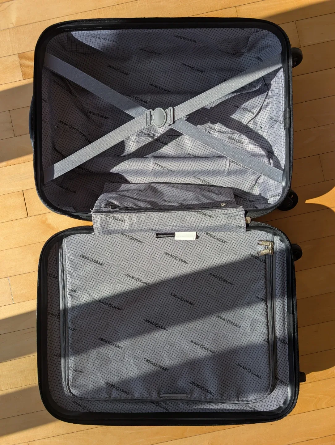 Swiss Gear Black Carry-On Suitcase image indicator(2)