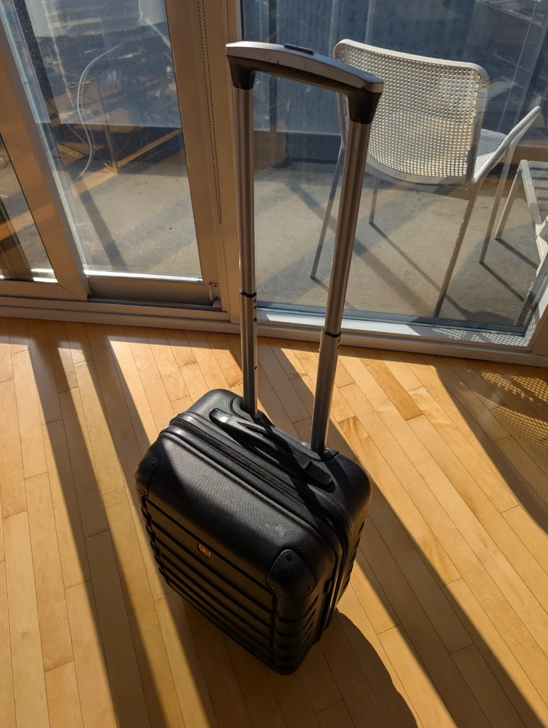 Swiss Gear Black Carry-On Suitcase image indicator(3)