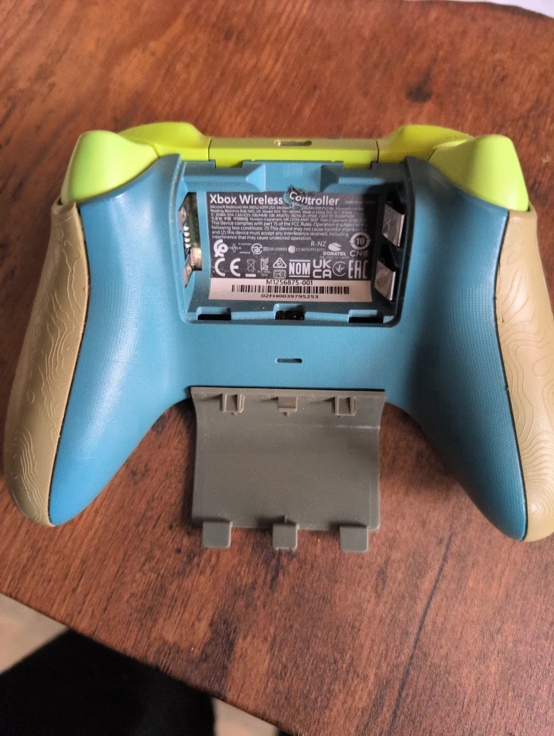 Xbox Special Edition Remix controller made using recycling image indicator(3)