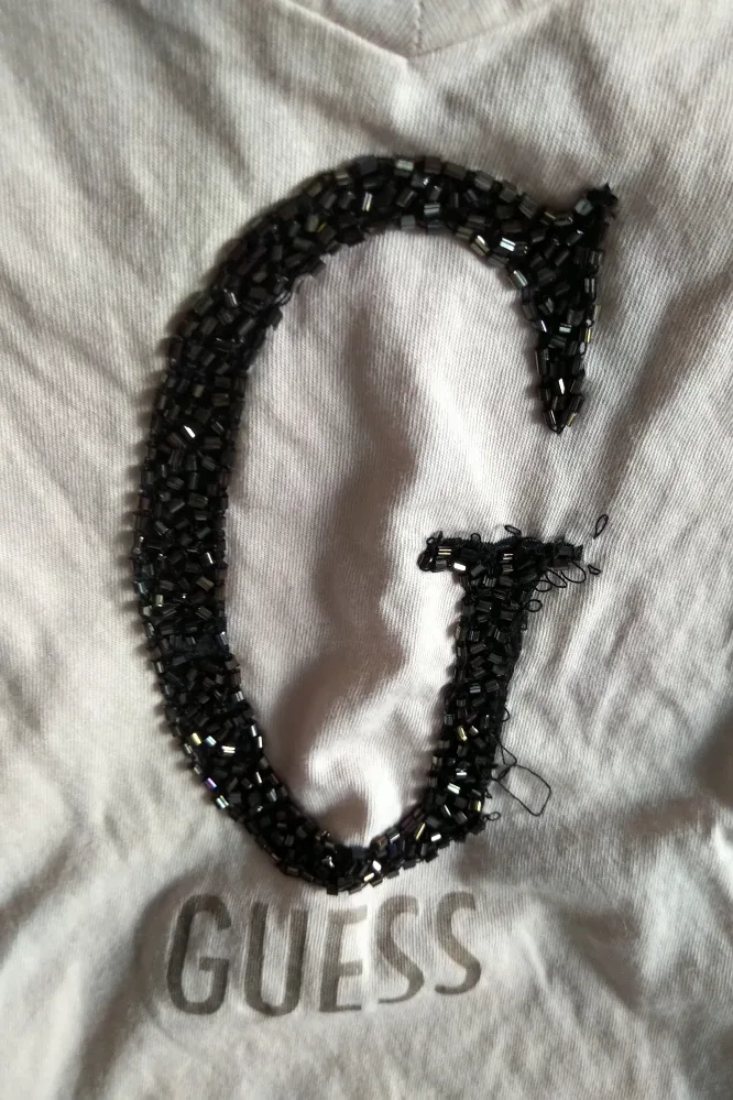 Guess Beige T-shirt with 'G' - Size Small image indicator(3)