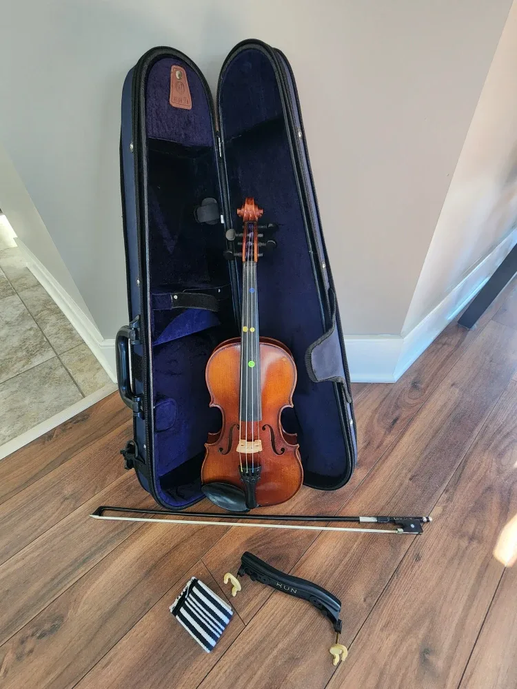 1/2 size violin with case, bow, and Kun shoulder rest image indicator(2)