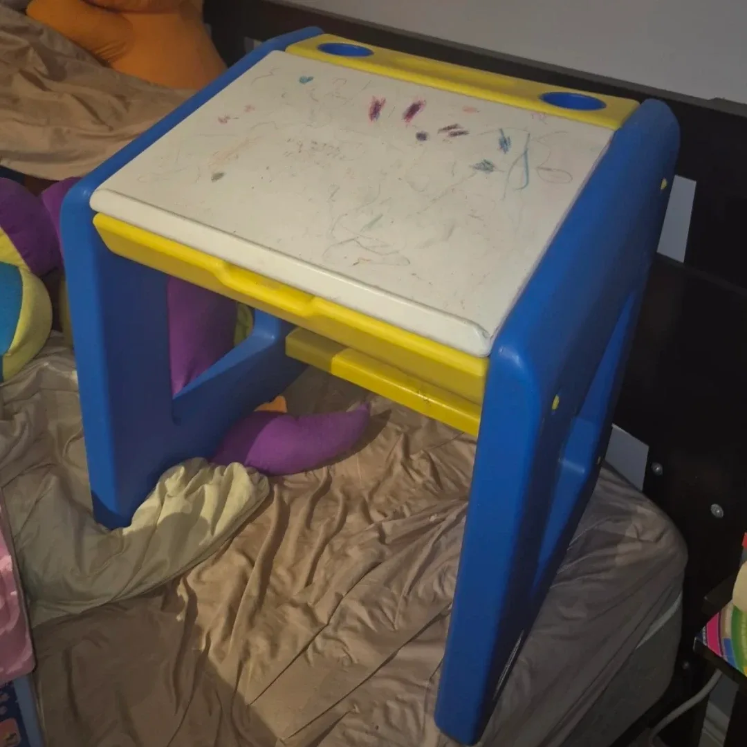 Little Tykes Kids' Activity Desk & Chair Set image indicator(3)