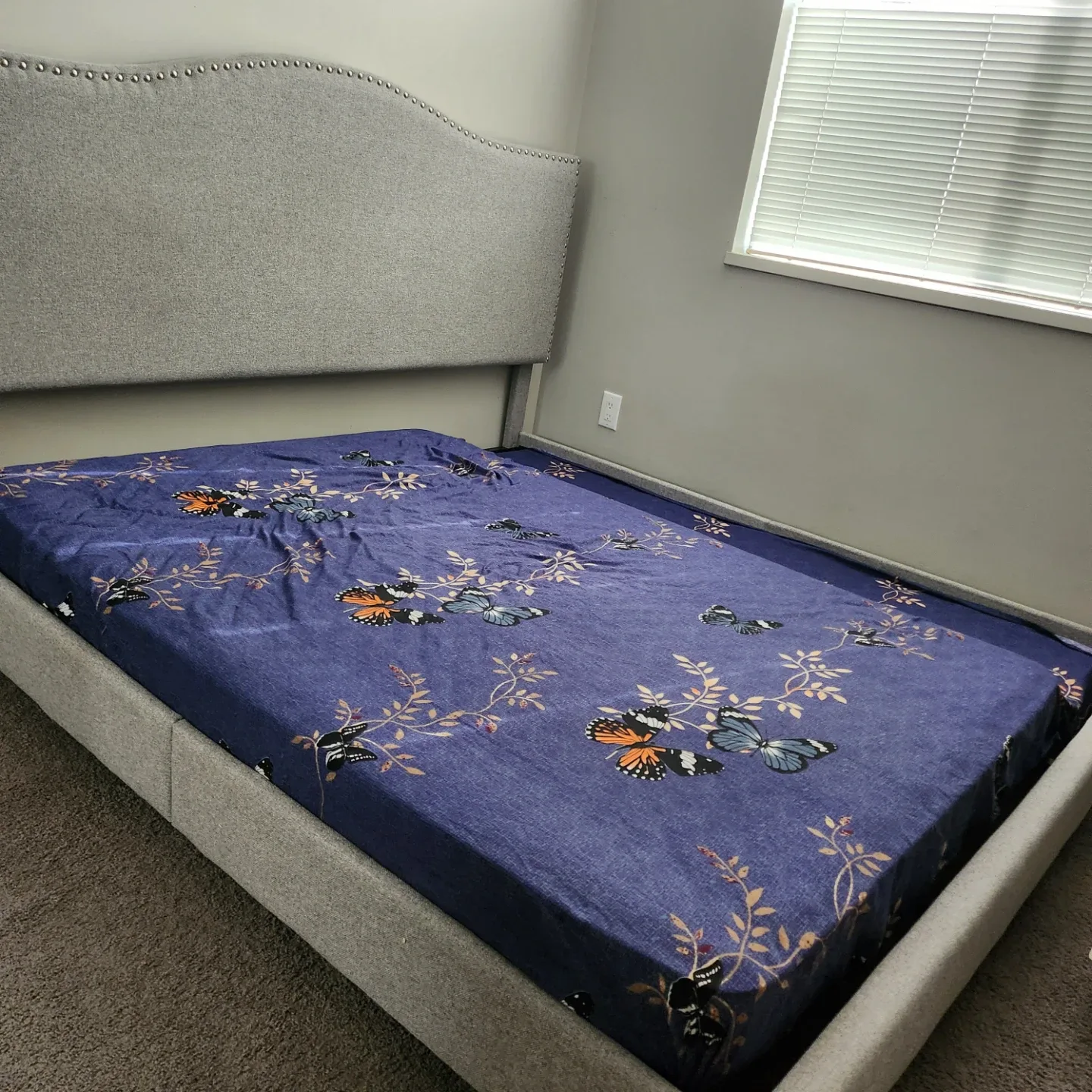 King Bed Frame with Headboard and mattress image indicator(2)