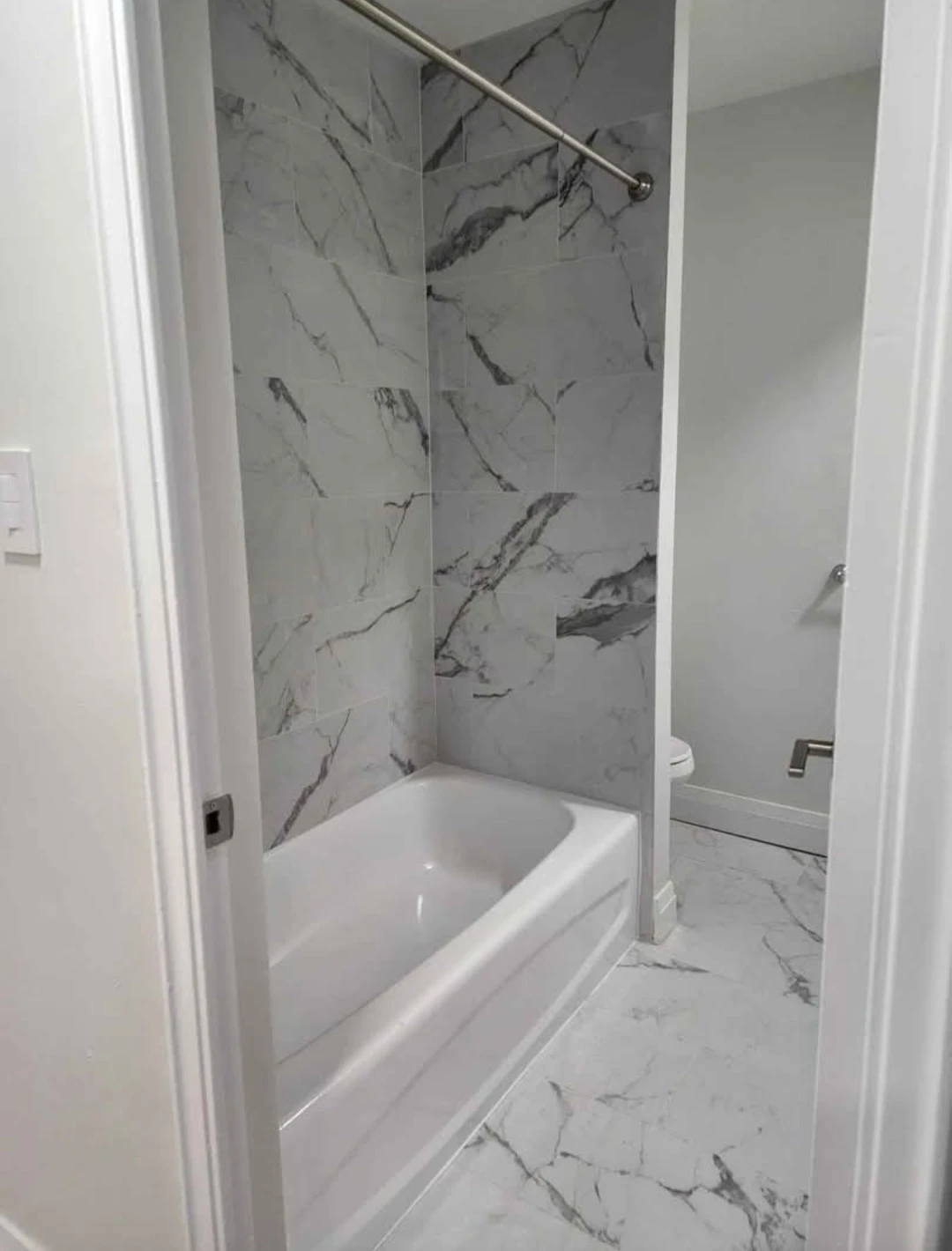 Private Room in a 3 bedroom basement level apartment - photo 3