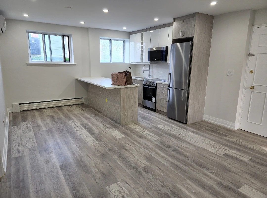 Private Room in a 3 bedroom basement level apartment - photo 4