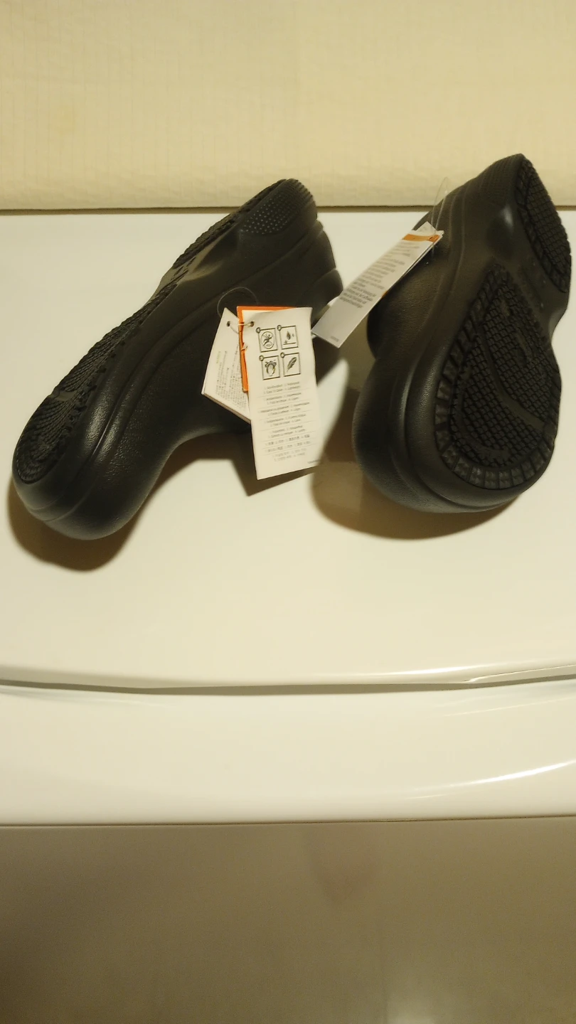 Shoes slippers: Crocs slip resistant shoes men's size 9 new! - photo 2