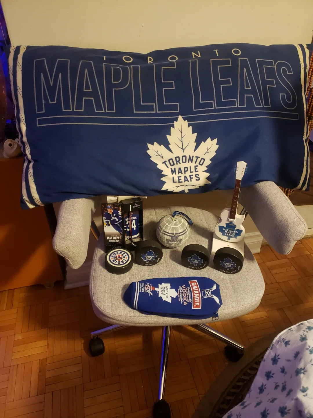 Toronto Maple Leafs Pillow & Hockey Memorabilia