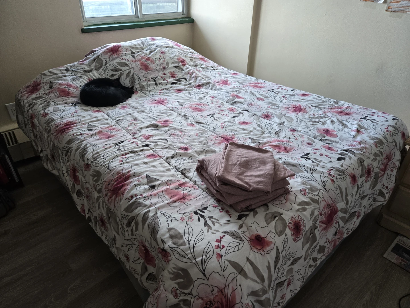 Queen gel memory foam mattress/ w box spring and frame - photo 4