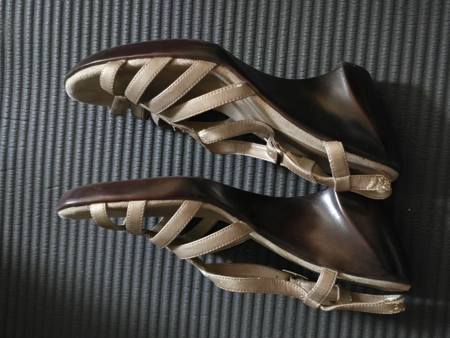 Worn Gold Wedge Sandals Aerosoles Brand Size 9 image indicator(2)